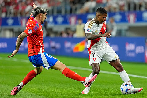 Diego Valdes and Andy Polo battle for the ball